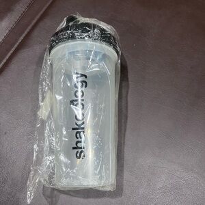 Source Unknown Clear Shaker Bottle with Black Lid